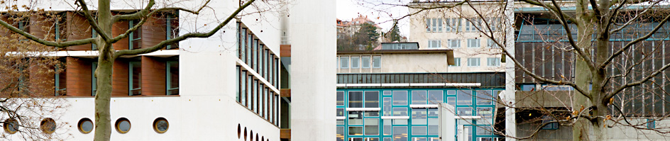 Ausschnitt der Außenfassade vom Neubau und Hauptgebäude der Bibliothek